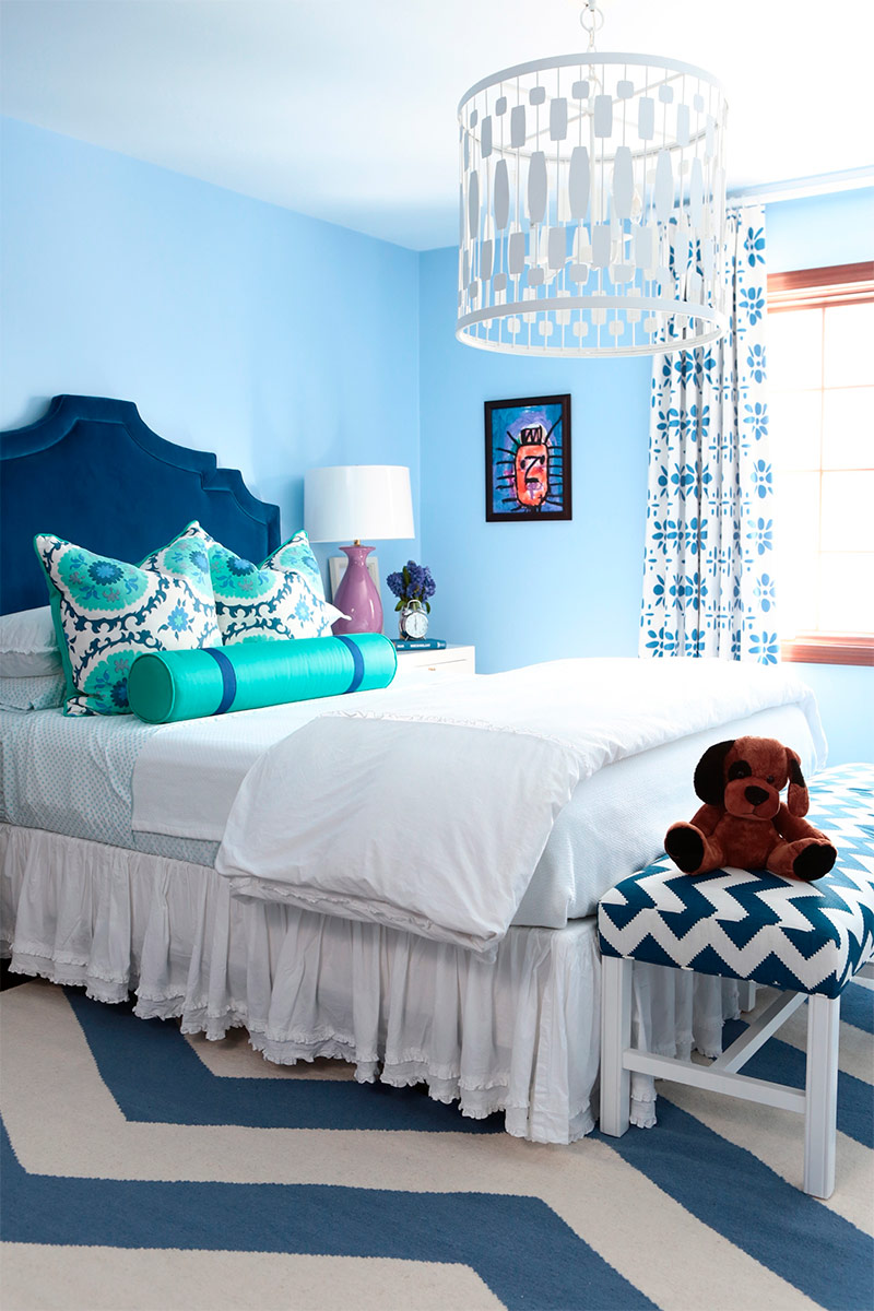 Голубые стены в интерьере спальни