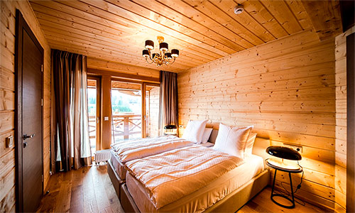 Обшивка потолка в комнатах деревянного дома
