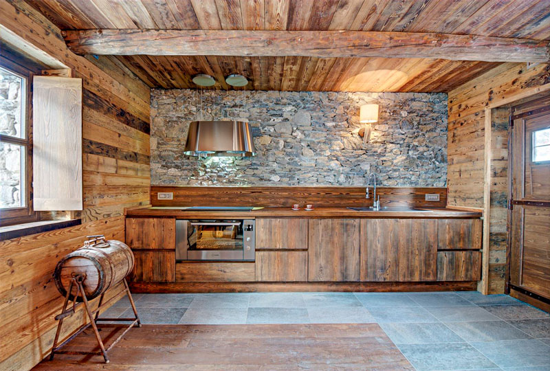 Стены кухни в деревянной отделке