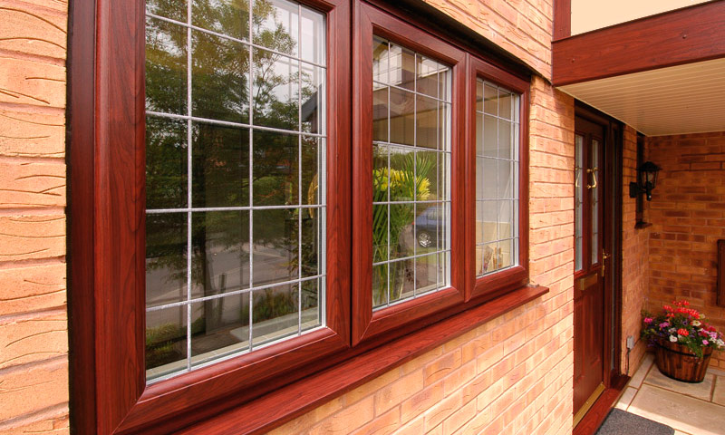  окна лучше ставить в частный дом пластиковые или деревянные со .