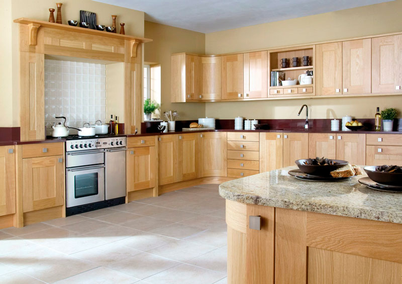 Однотонный пол из плитки и кухонные фасады из массива древесины