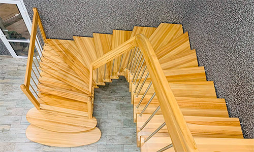 Лестница деревянная поворотная на второй этаж в частном доме недорогая