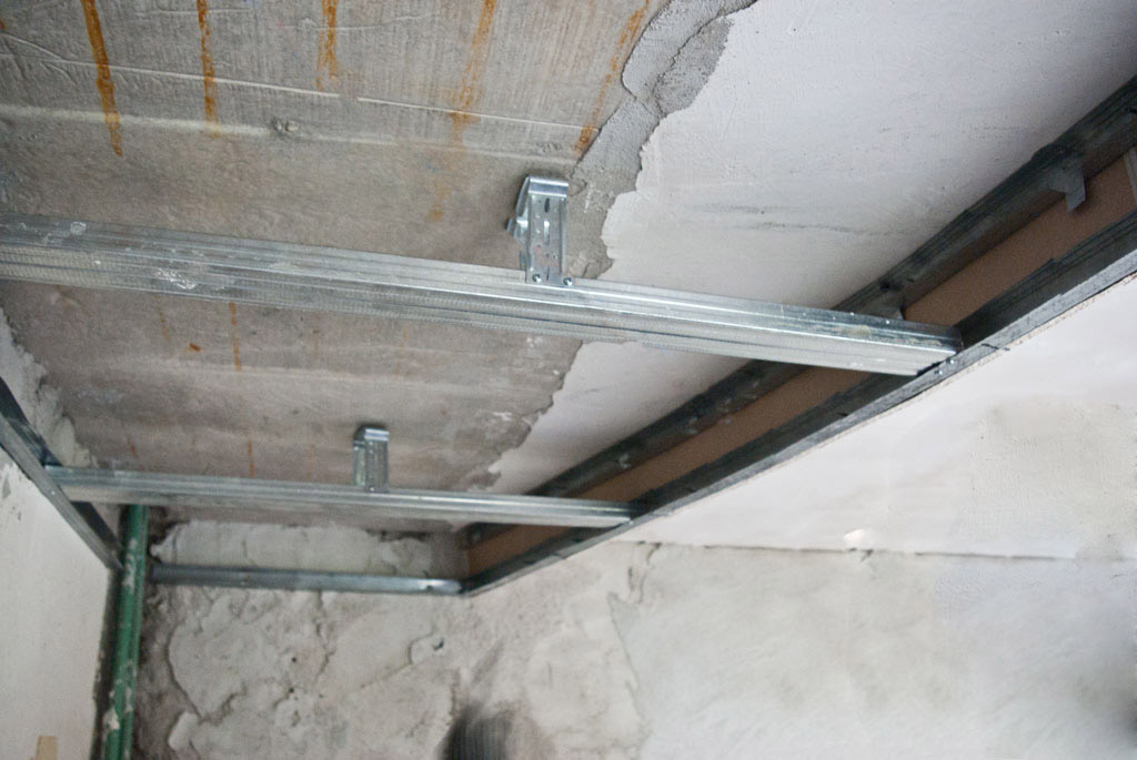Видео: как делается подвесной потолок