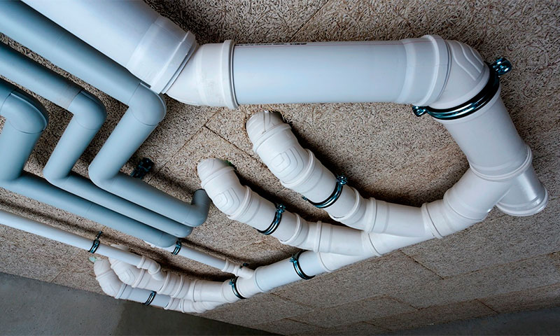 Какие трубы лучше использовать для устройства внутренней канализации — чугун или пластик?
